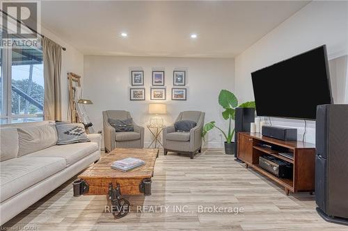 1141 Mohawk Road E, Hamilton, ON - Indoor Photo Showing Living Room