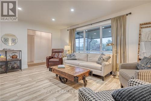 1141 Mohawk Road E, Hamilton, ON - Indoor Photo Showing Living Room