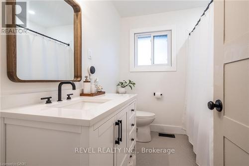 1141 Mohawk Road E, Hamilton, ON - Indoor Photo Showing Bathroom