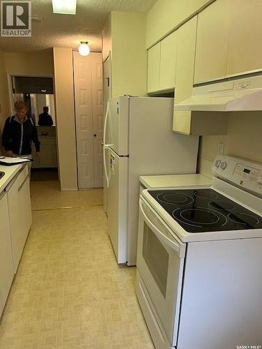 302 8Th Avenue Sw, Biggar, SK - Indoor Photo Showing Kitchen