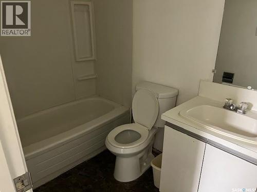 302 8Th Avenue Sw, Biggar, SK - Indoor Photo Showing Bathroom