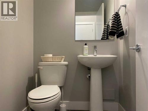 959 Miners Boulevard W, Lethbridge, AB - Indoor Photo Showing Bathroom