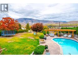 Backyard and pool - 