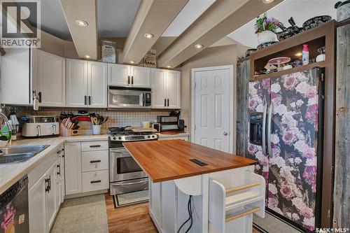 319 Crystal Way, Warman, SK - Indoor Photo Showing Kitchen With Double Sink