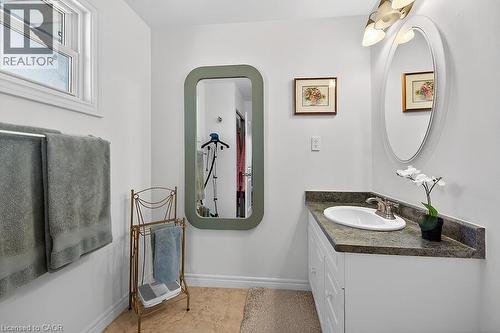 621 Tomahawk Crescent, Ancaster, ON - Indoor Photo Showing Bathroom