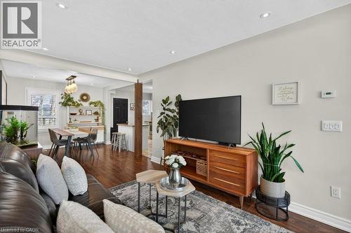 86 Barons Avenue N, Hamilton, ON - Indoor Photo Showing Living Room