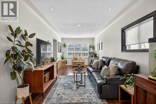 86 Barons Avenue N, Hamilton, ON - Indoor Photo Showing Living Room