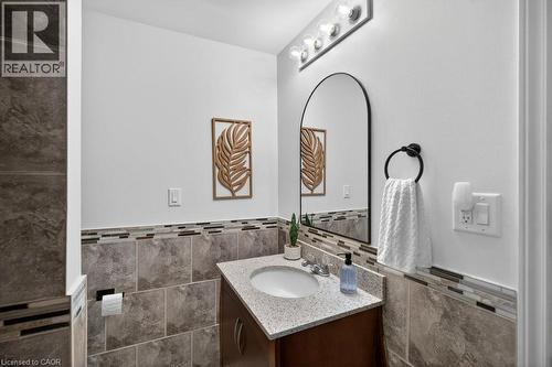 86 Barons Avenue N, Hamilton, ON - Indoor Photo Showing Bathroom