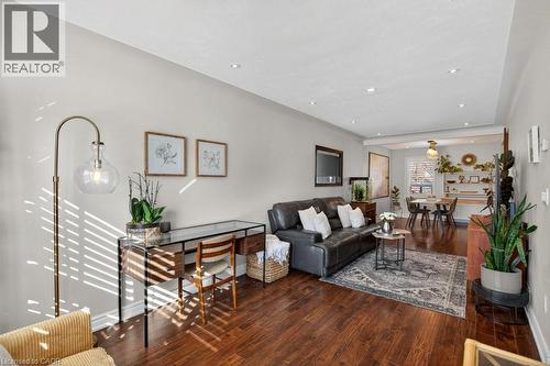 86 Barons Avenue N, Hamilton, ON - Indoor Photo Showing Living Room