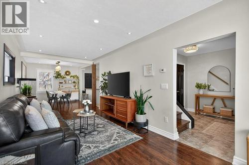 86 Barons Avenue N, Hamilton, ON - Indoor Photo Showing Living Room