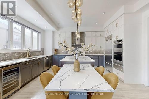 2438 Irene Crescent, Oakville, ON - Indoor Photo Showing Kitchen With Upgraded Kitchen