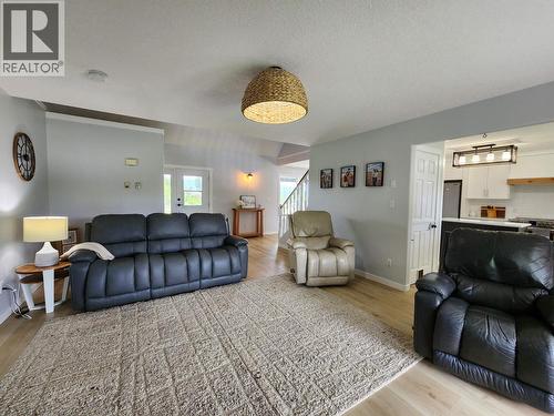 2312 West Fraser Road, Quesnel, BC - Indoor Photo Showing Living Room