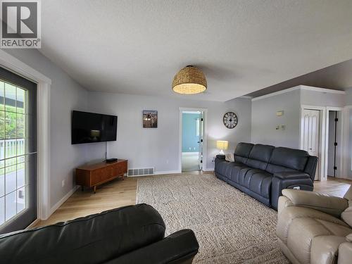 2312 West Fraser Road, Quesnel, BC - Indoor Photo Showing Living Room