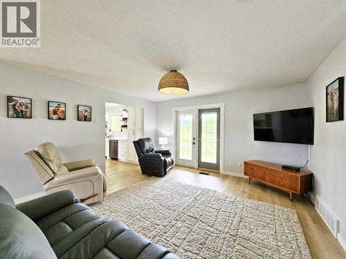 2312 West Fraser Road, Quesnel, BC - Indoor Photo Showing Living Room