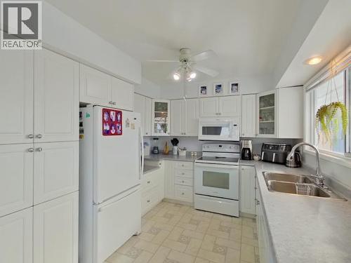 3845 Quadra Ave, Powell River, BC - Indoor Photo Showing Kitchen With Double Sink