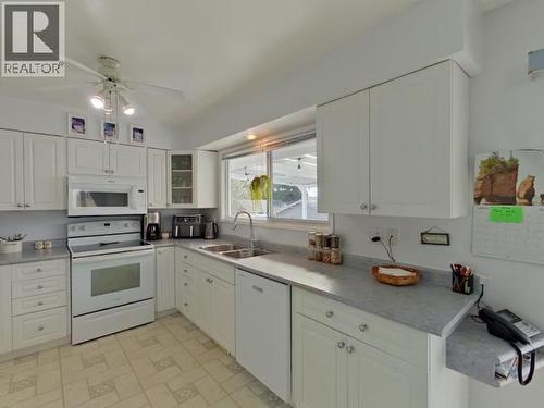 3845 Quadra Ave, Powell River, BC - Indoor Photo Showing Kitchen With Double Sink