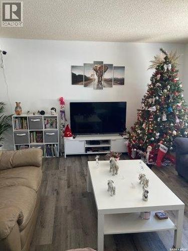 212 Fourth Street Ne, Ituna, SK - Indoor Photo Showing Living Room