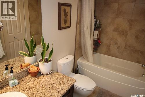 708 537 4Th Avenue N, Saskatoon, SK - Indoor Photo Showing Bathroom