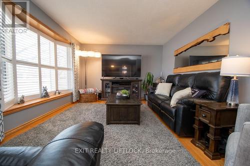 871 Westdale Avenue, Peterborough (Northcrest Ward 5), ON - Indoor Photo Showing Living Room