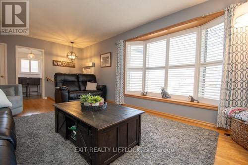 871 Westdale Avenue, Peterborough (Northcrest Ward 5), ON - Indoor Photo Showing Living Room