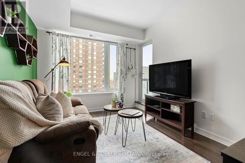 811 - 238 Besserer Street, Ottawa, ON - Indoor Photo Showing Living Room