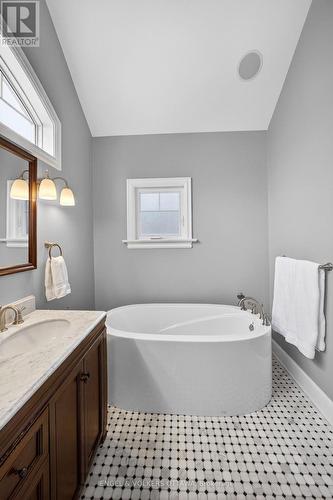 498 Queen Elizabeth Drive, Ottawa, ON - Indoor Photo Showing Bathroom
