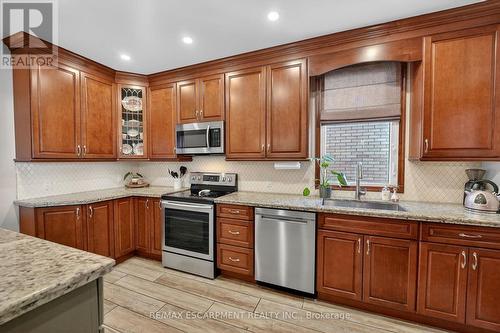 207 Edgemont Street S, Hamilton, ON - Indoor Photo Showing Kitchen