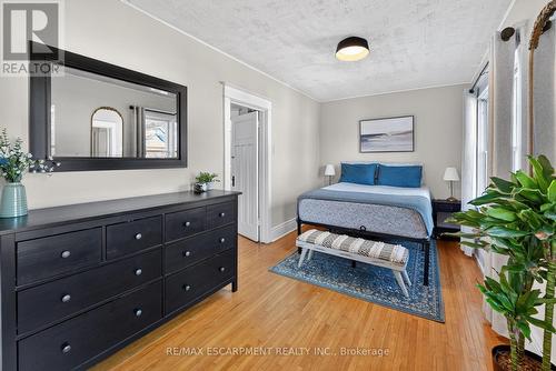 207 Edgemont Street S, Hamilton, ON - Indoor Photo Showing Bedroom