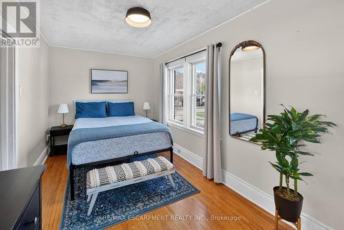 207 Edgemont Street S, Hamilton, ON - Indoor Photo Showing Bedroom
