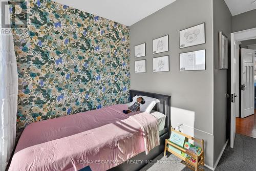 207 Edgemont Street S, Hamilton, ON - Indoor Photo Showing Bedroom