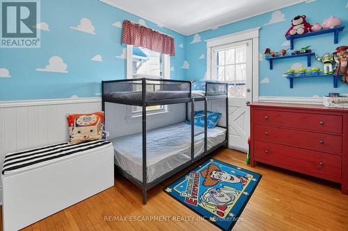 207 Edgemont Street S, Hamilton, ON - Indoor Photo Showing Bedroom