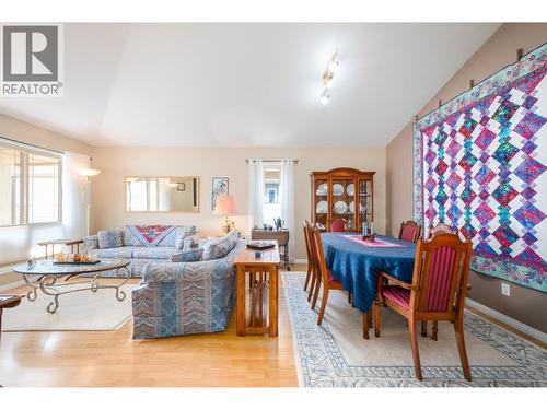 550 Yates Road Unit# 118, Kelowna, BC - Indoor Photo Showing Living Room