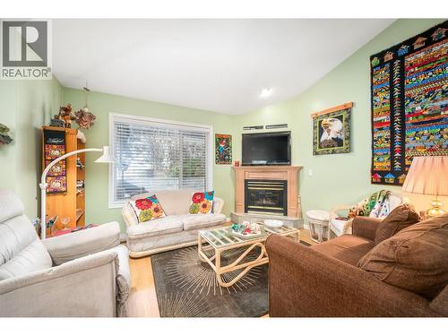 550 Yates Road Unit# 118, Kelowna, BC - Indoor Photo Showing Living Room With Fireplace