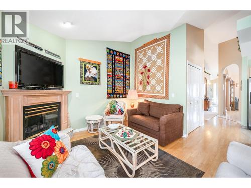 550 Yates Road Unit# 118, Kelowna, BC - Indoor Photo Showing Living Room With Fireplace