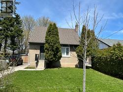 172 CALVINGTON DRIVE Toronto, ON M3M 2M9