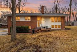 142 BEECHWOOD CRESCENT Newmarket, ON L3Y 1W3