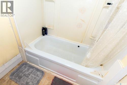 626 Manitoba Avenue, Kerrobert, SK - Indoor Photo Showing Bathroom