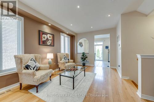 5479 Fudge Terrace, Mississauga, ON - Indoor Photo Showing Living Room