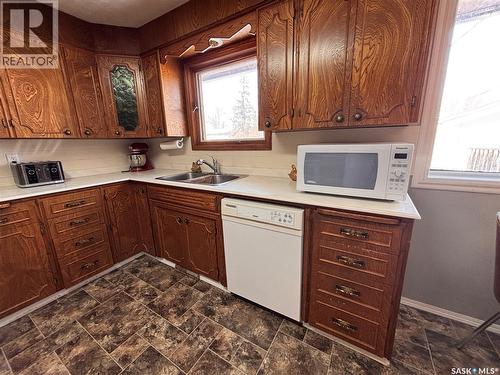 619 2Nd Avenue N, Alsask, SK - Indoor Photo Showing Kitchen With Double Sink