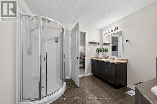 102 Edwards Street, Guelph (Grange Road), ON - Indoor Photo Showing Bathroom
