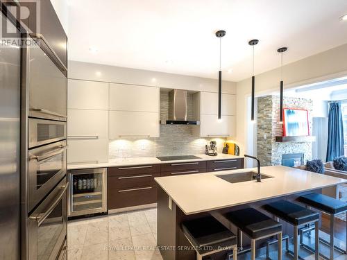 2083 Grange Drive, Mississauga, ON - Indoor Photo Showing Kitchen With Upgraded Kitchen