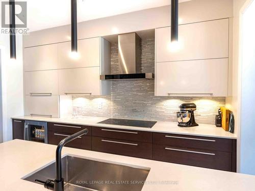 2083 Grange Drive, Mississauga, ON - Indoor Photo Showing Kitchen With Upgraded Kitchen