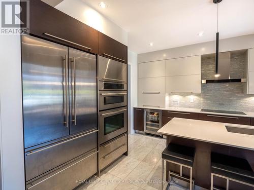 2083 Grange Drive, Mississauga, ON - Indoor Photo Showing Kitchen With Upgraded Kitchen