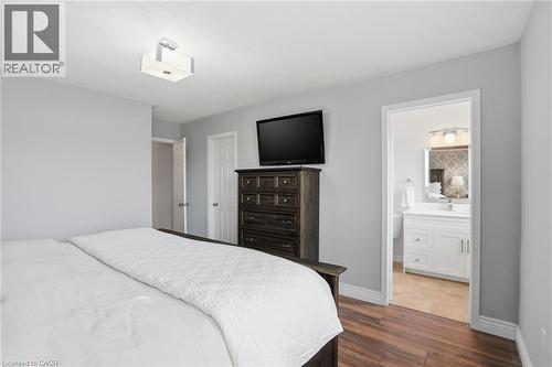 5137 Dryden Avenue, Burlington, ON - Indoor Photo Showing Bedroom