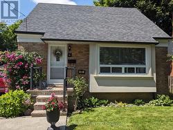 41 TWIN PAULS CRESCENT  Toronto, ON M1R 3Z6