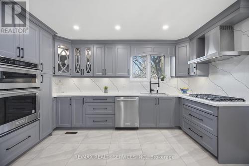 68 Elgin Drive, Brampton, ON - Indoor Photo Showing Kitchen With Upgraded Kitchen