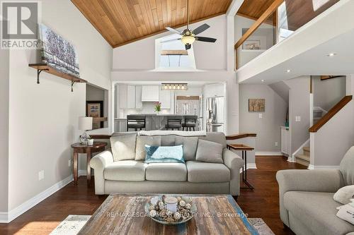 2119 Paisley Avenue, Burlington, ON - Indoor Photo Showing Living Room