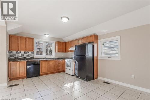 20 East 27Th Street, Hamilton, ON - Indoor Photo Showing Kitchen
