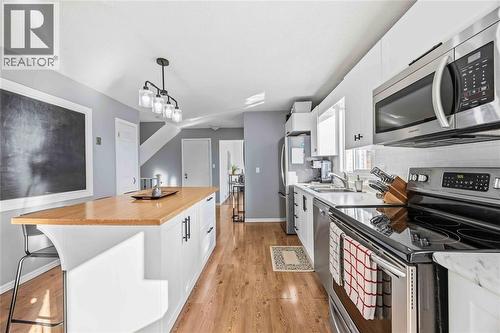 342 Willow Crescent, St Clair, ON - Indoor Photo Showing Kitchen With Upgraded Kitchen