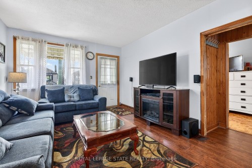 663 Tate Avenue, Hamilton, ON - Indoor Photo Showing Living Room